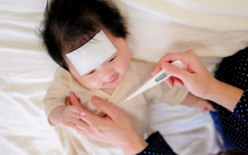 Chăm sóc trẻ khi đang bị sốt