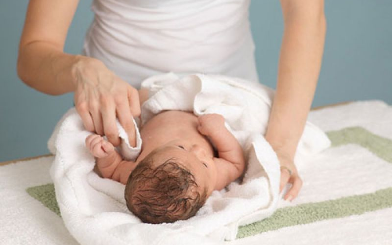 Lau nước ấm cho bé khi đang sốt