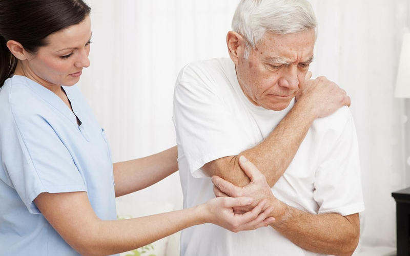 Người già thường hay đau nhức xương khớp