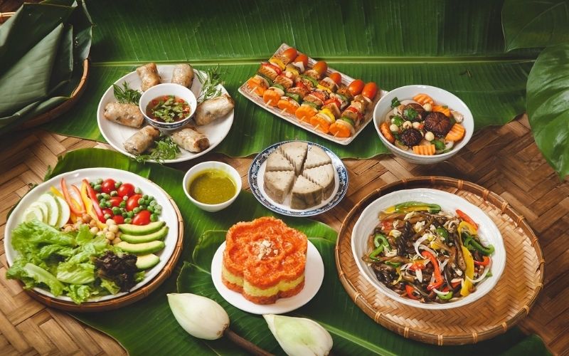 Kết hợp việc ăn chay vào các bữa tiệc với bạn bè